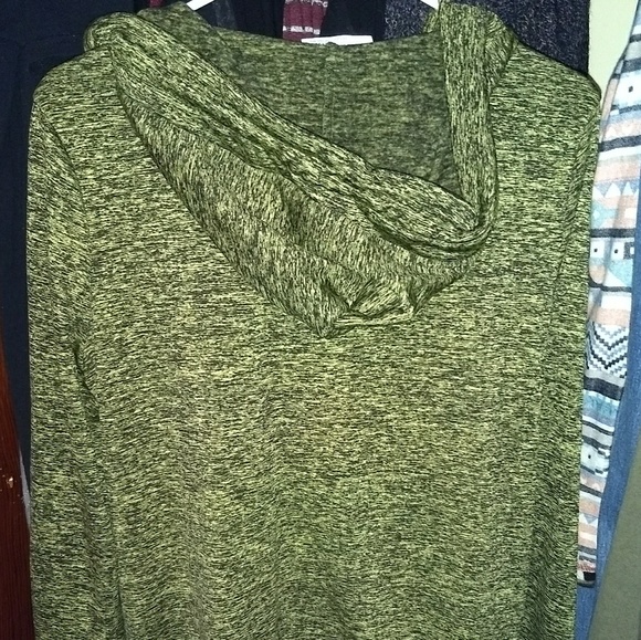 2X Green pullover with front pocket & hood! - Picture 4 of 4